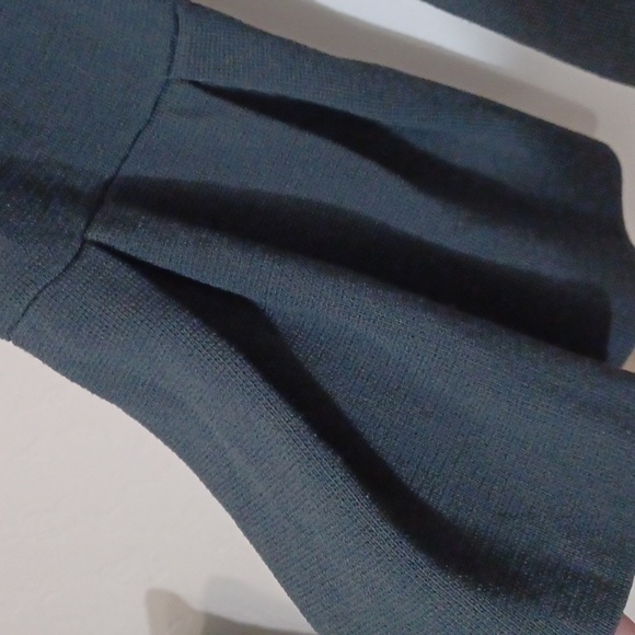 H&M Deep olive green, crew neck sweater with pleated bell sleeves, Sz. M. - Picture 3 of 5